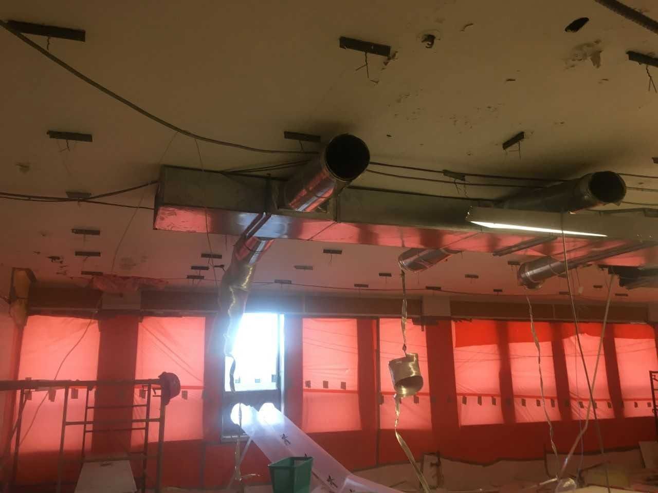 Intérieur d'une aire confinée sous polythène orange