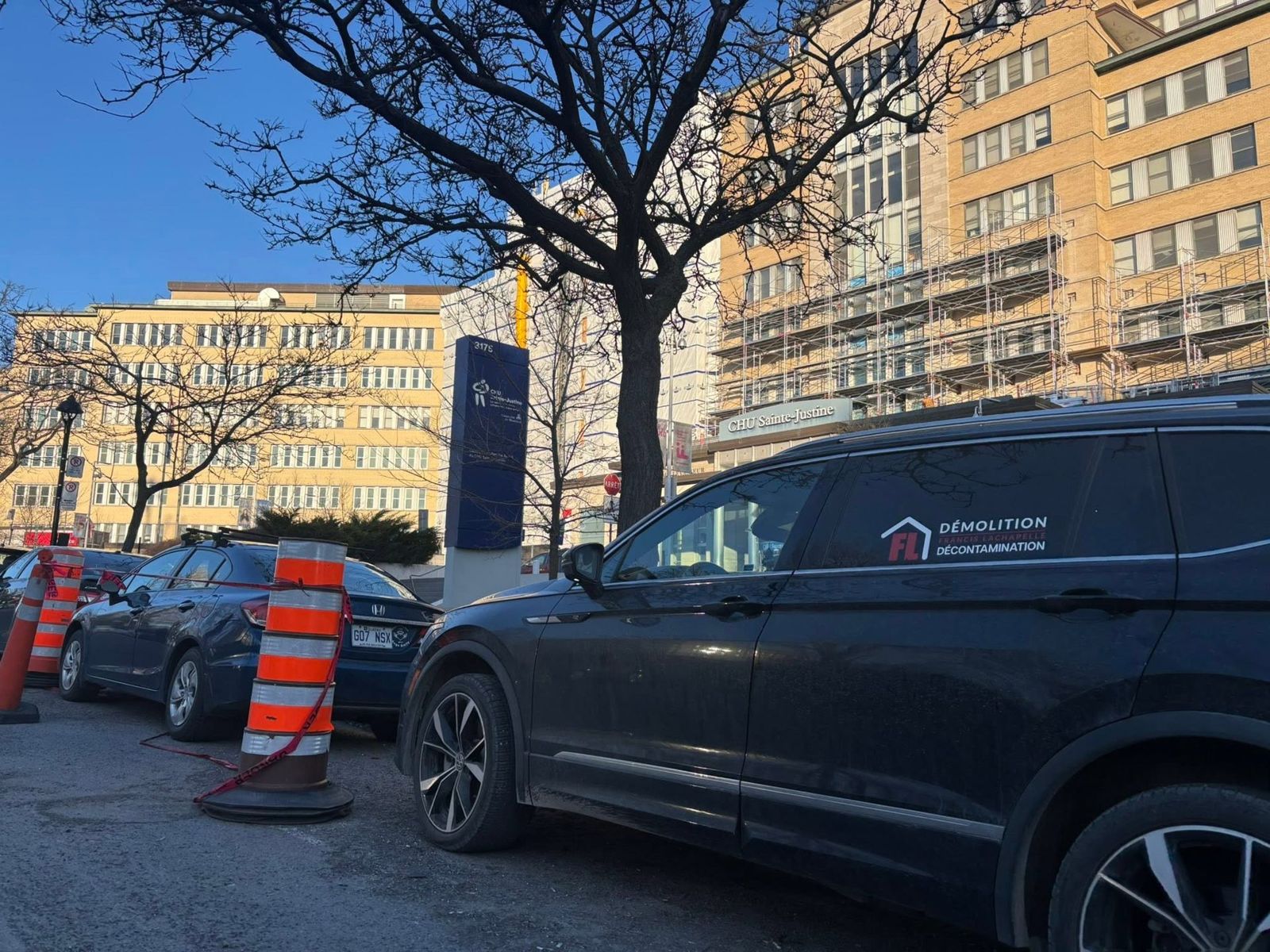 Pavillons d'hôpital en travaux et véhicule FL