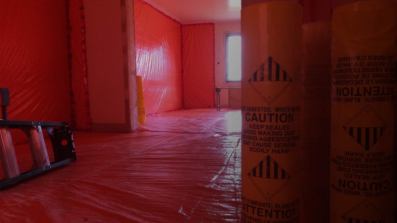 Aire confinée et sacs de rebuts d'amiante