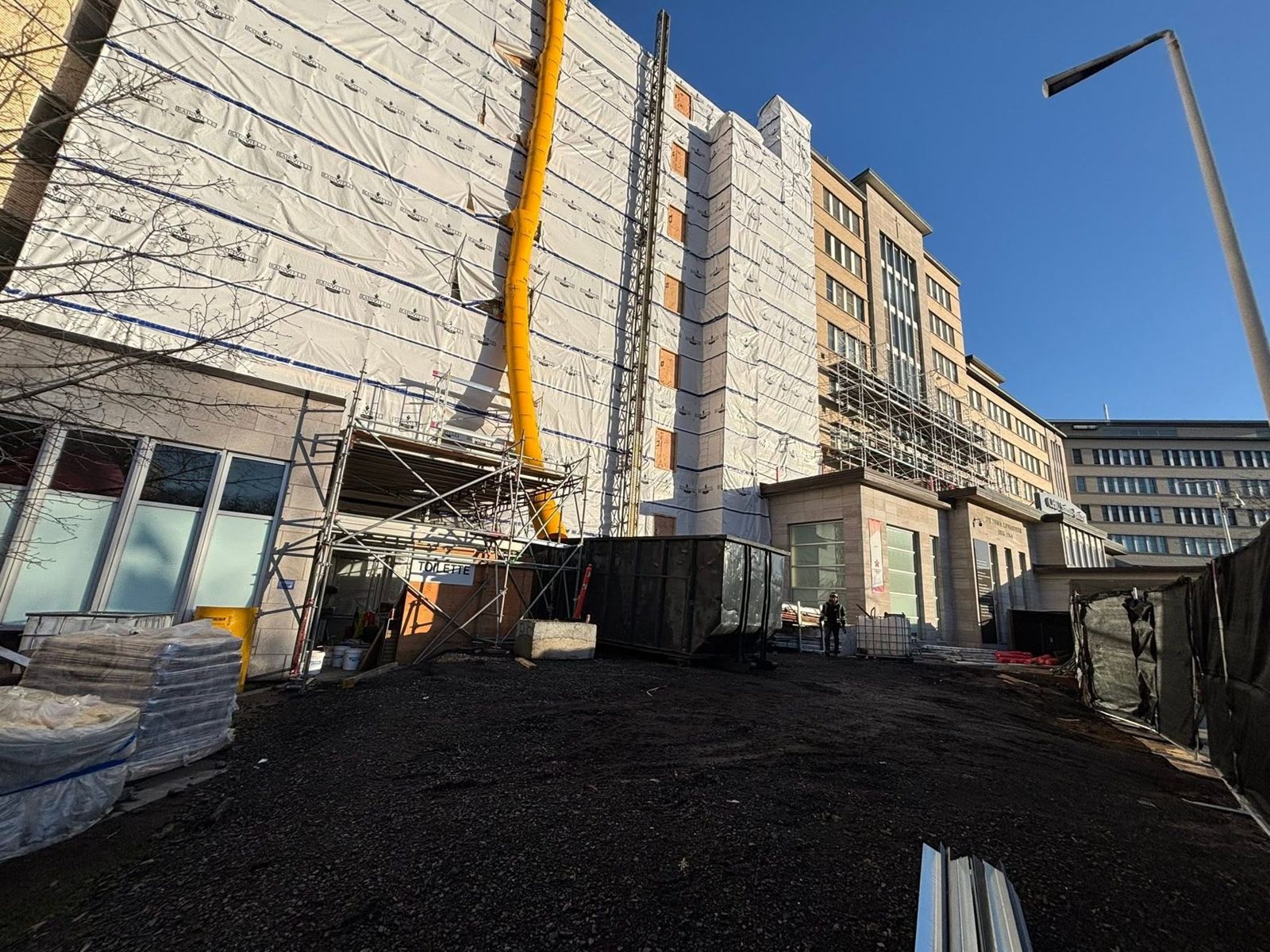 Façade d'un édifice institutionnel en chantier