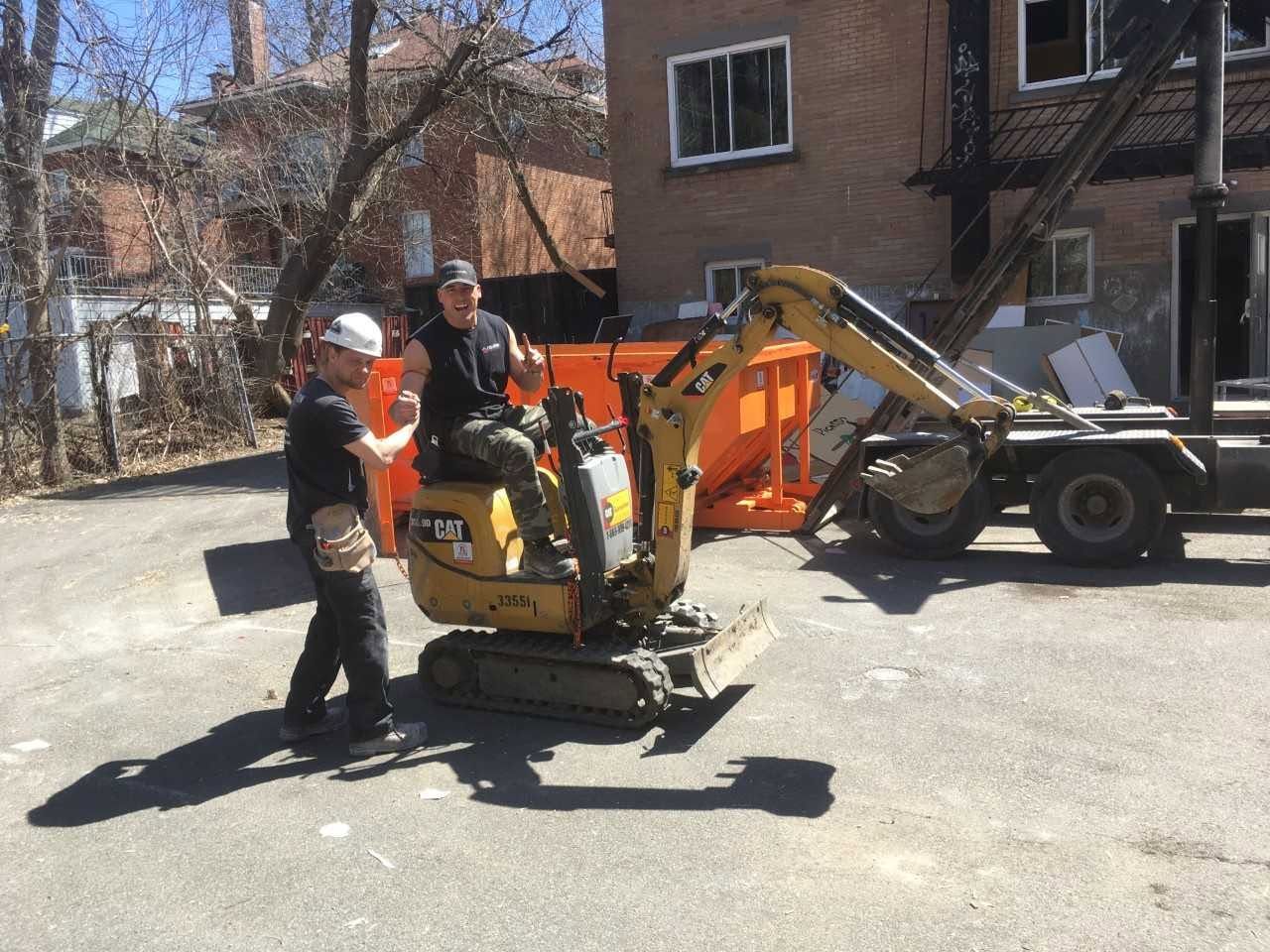 Équipe FL et mini-pelle sur un chantier