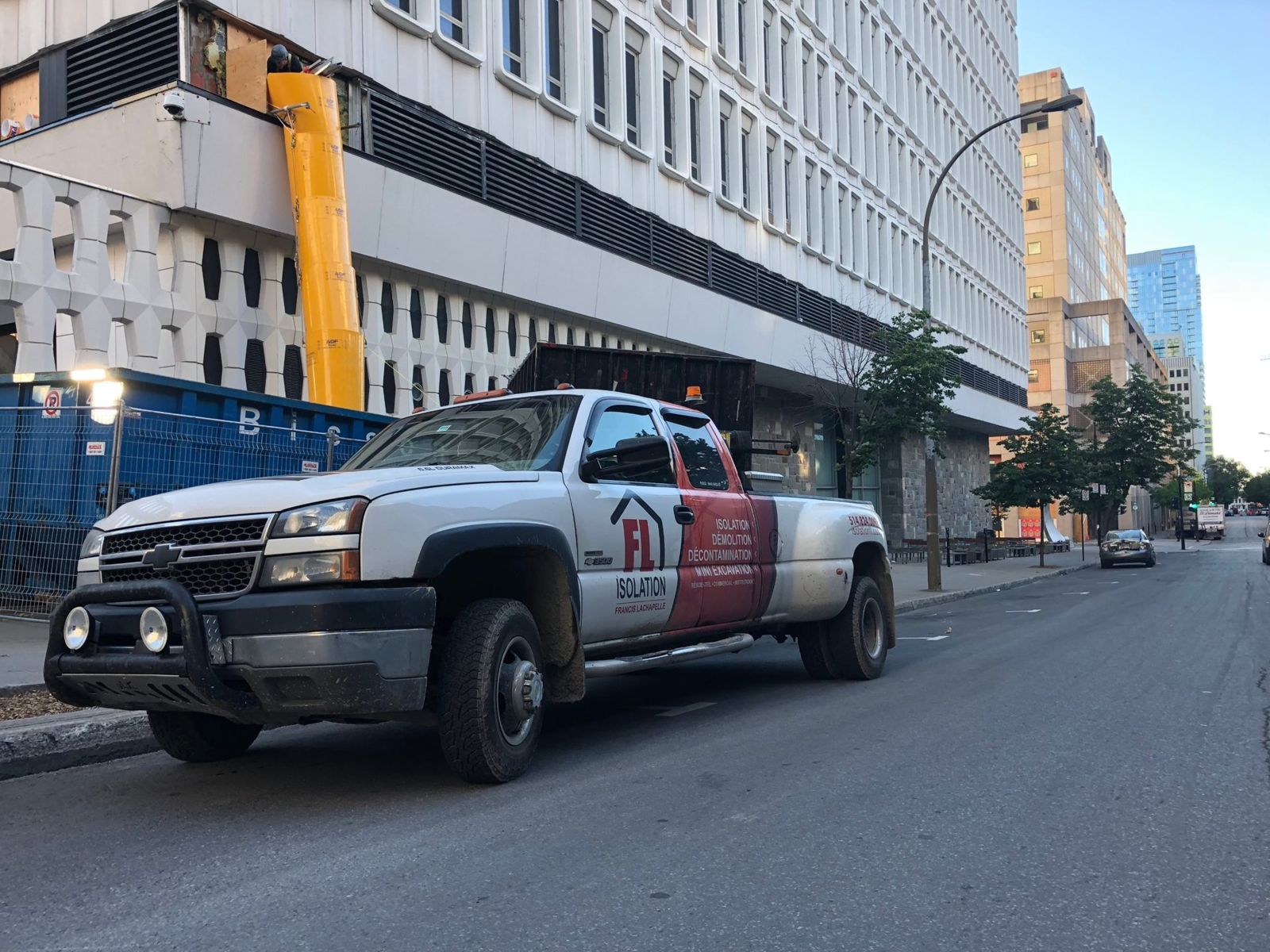 Camionnette FL devant un édifice en démolition